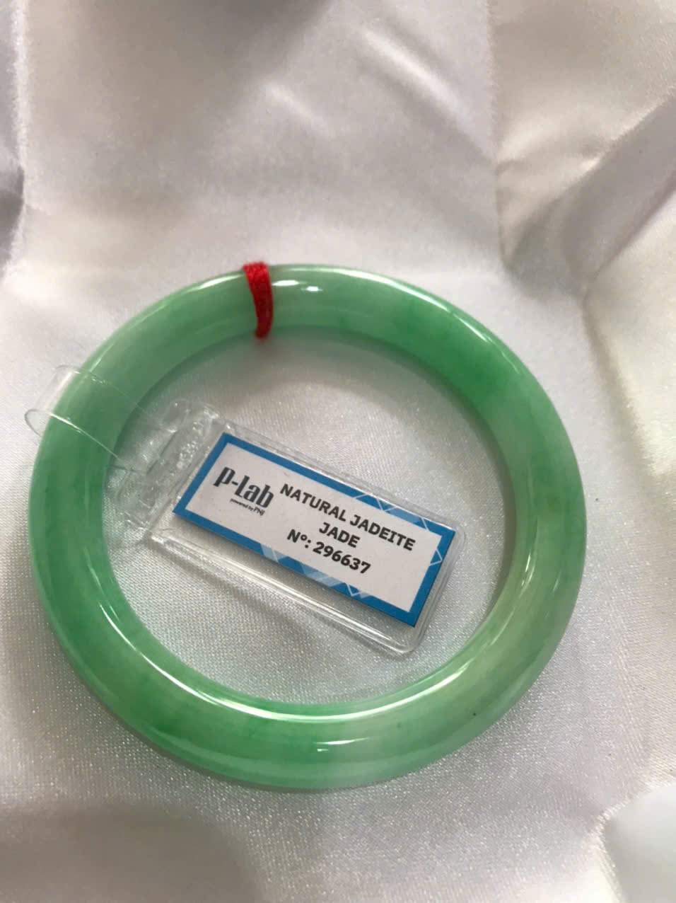 Chiếc Vòng Tay Đá Ngọc Cẩm Thạch Tự Nhiên Vip Lý Đẹp Ni 53mm x chột 8,2mm kiểm định kèm giấy chứng nhận P Lab Ni 296637 Màu Xanh Lý Tươi trắng xanh nhẹ bóng mượt sịn sang nữ 52kg - 60kg đeo ạ
