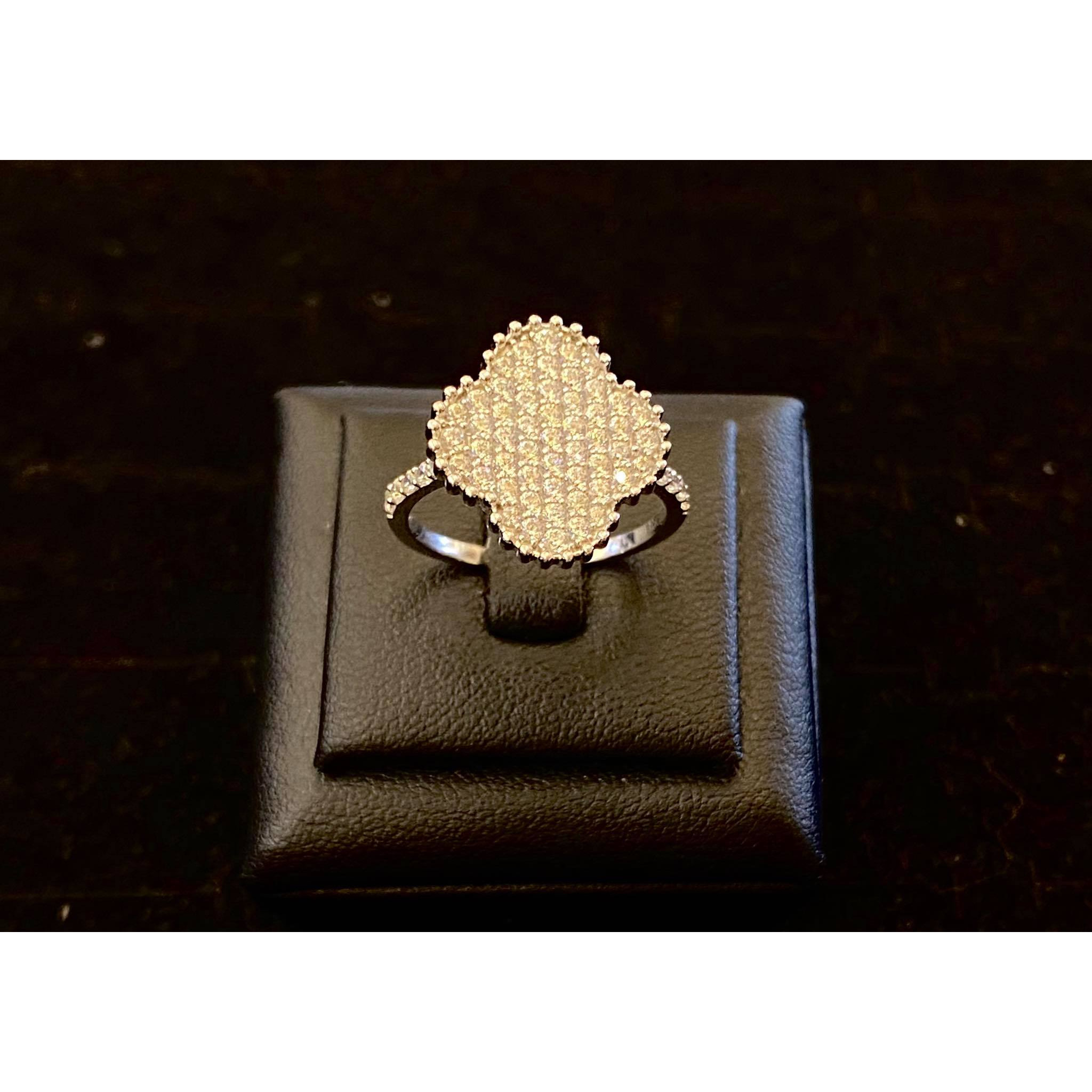 Nhẫn vàng 18k mặt hoa to