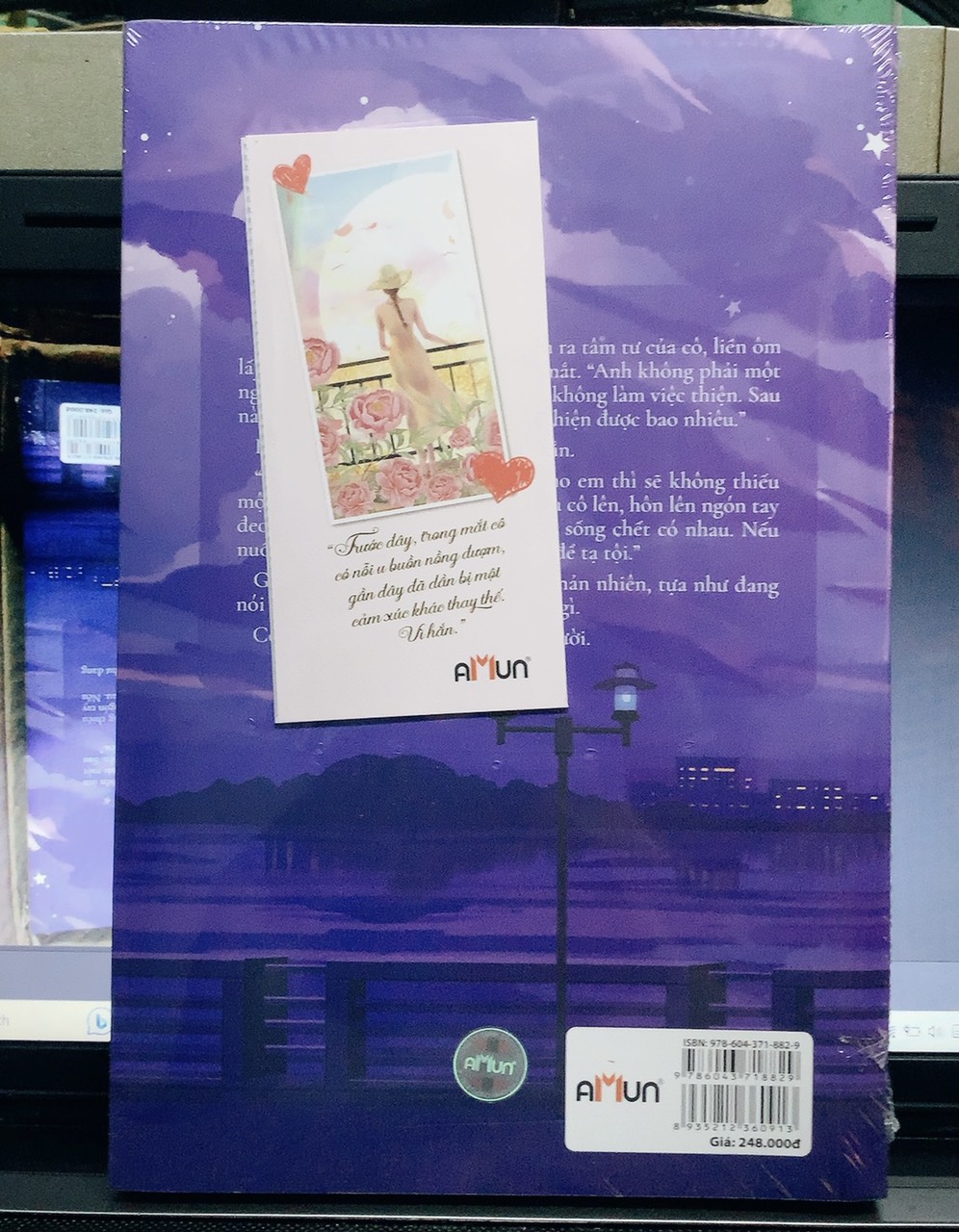 Sách - Sơn trà nở muộn - Giá Oản Chúc ( bản giới hạn tặng: Bookmark bật lửa + Bookmark hoa sơn trà + Postcard)