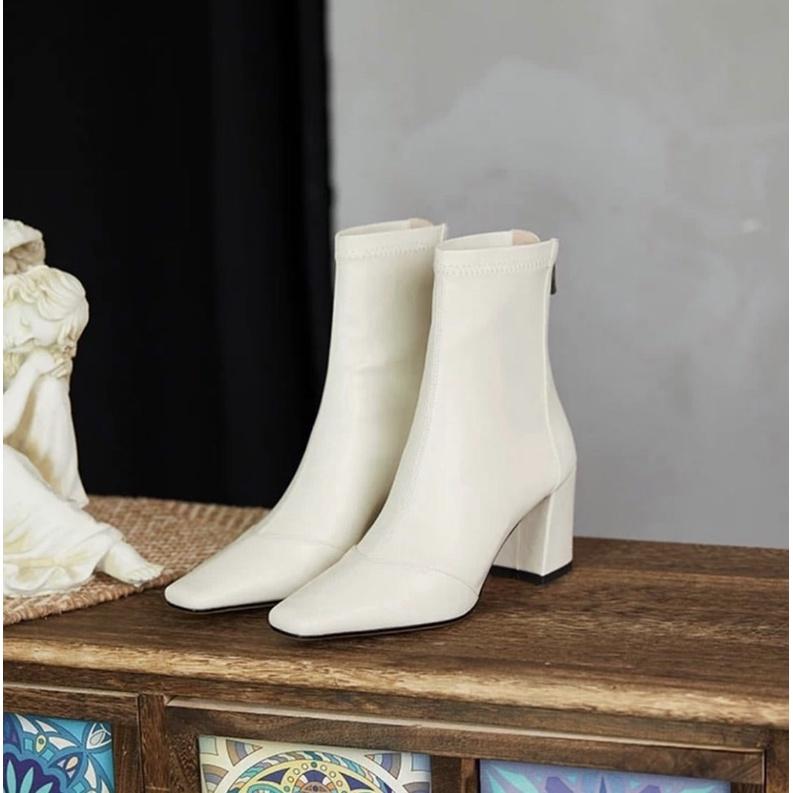 GIÀY BOOTS TRẮNG MŨI NHỌN ĐẾ VUÔNG