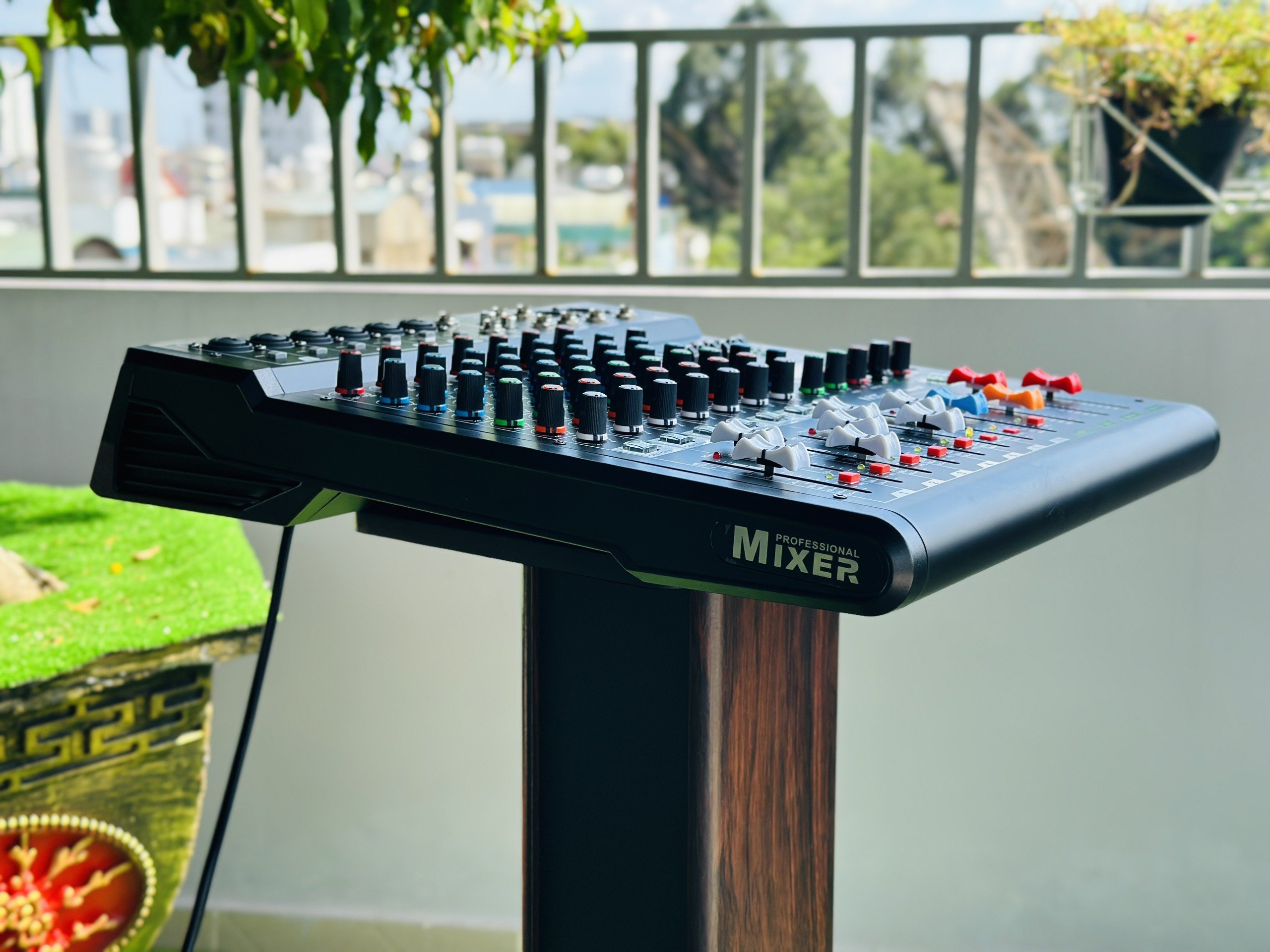 Mixer MTMAX MAX18 – 6 Dường Line Tích Hợp Nguồn 48V, 99 Hiệu Ứng DSP, Hát Livestream, Thu Âm, Karaoke Với Dàn Âm Thanh Gia Đình Hàng Chính Hãng