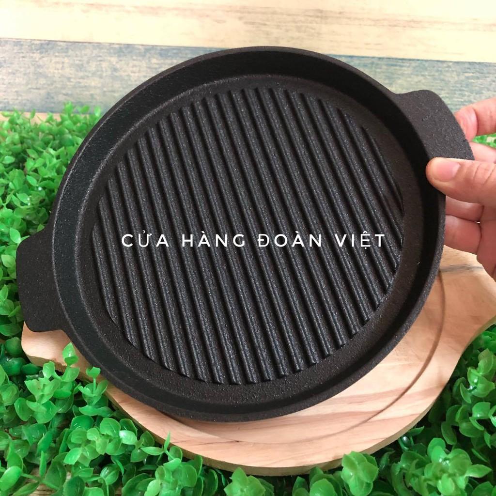 Chảo NƯỚNG bằng GANG Size 24cm(Size 22cm), CHỐNG DÍNH. Dĩa Chiên Nướng làm Bò Bít Tết, Bánh Mì Chảo - Nặng 1400g , kèm đế gỗ cao cấp sang trọng. Dụng cụ nấu ăn phục vụ tại bàn. Phù hợp Gia đình, Nhà Hàng, Quán ăn