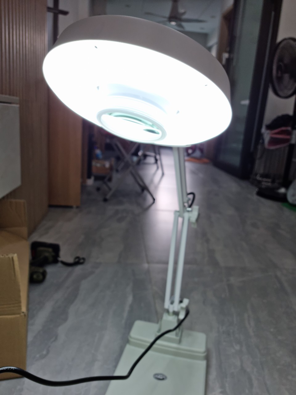 Kính lúp để bàn LT-86C 20X đèn LED