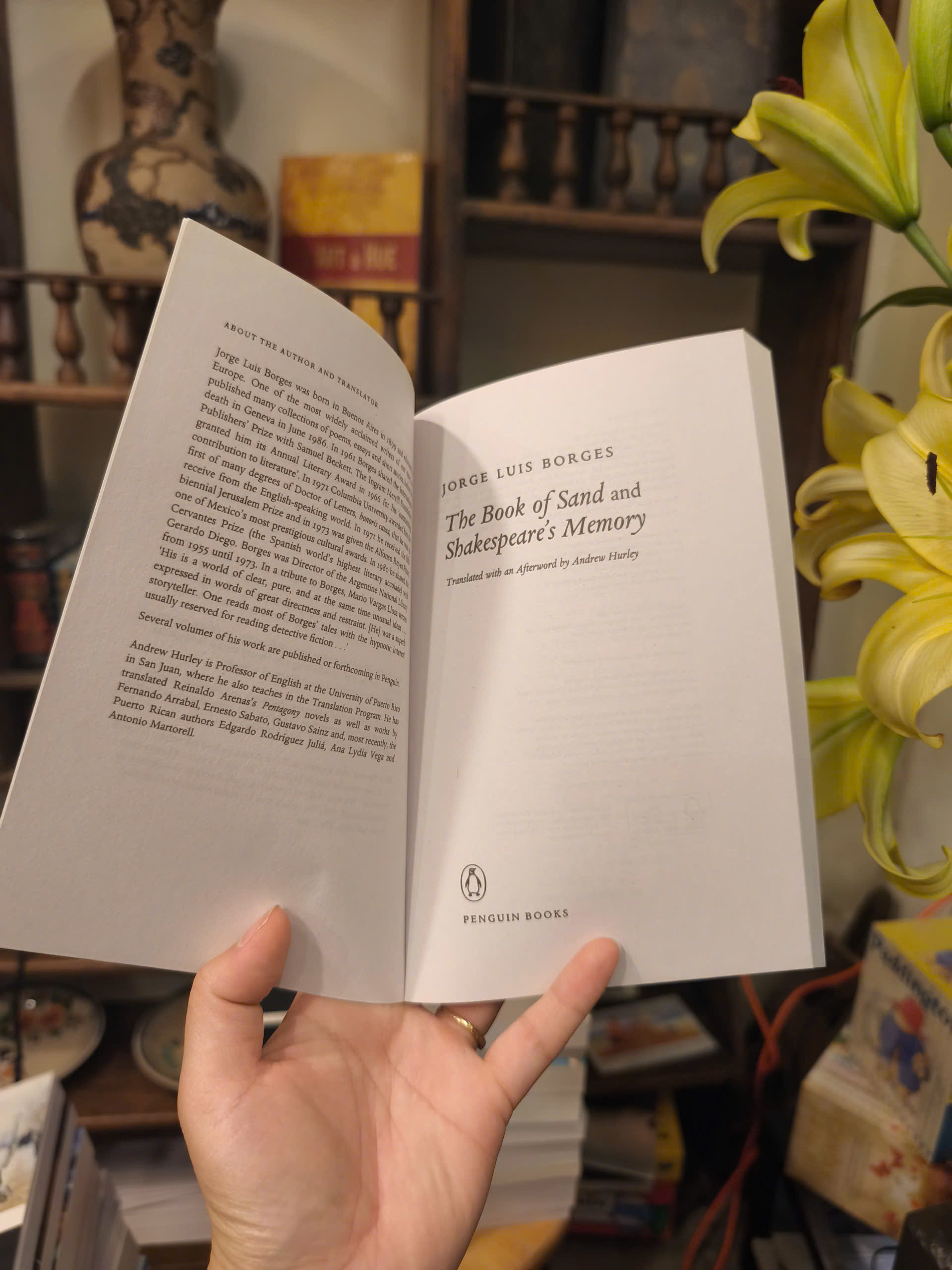 Sách - The Book of Sand &amp; Shakespeare's Memory by Jorge Luis Borges | Short Stories / Ngoại văn