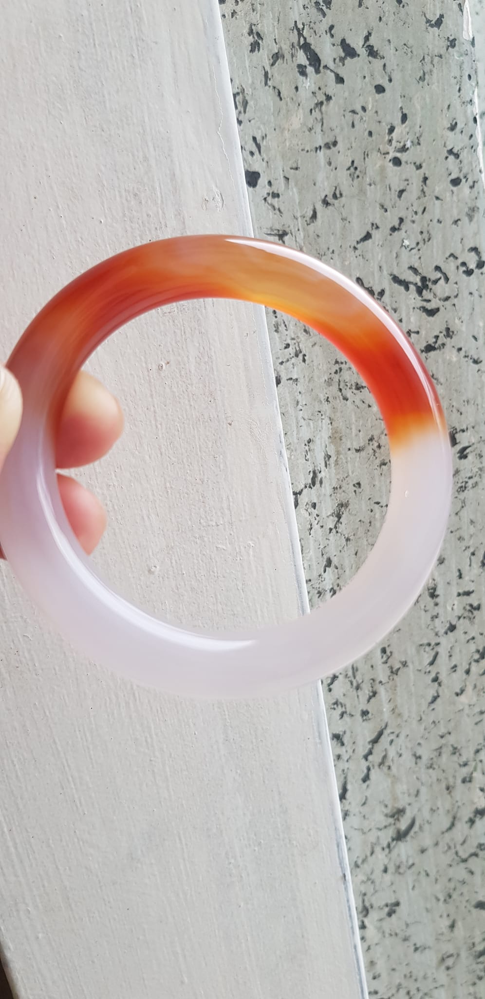 Vòng tay đá mã não Đỏ đậm Trắng Ni 56mm x cọng to 10mm Màu đỏ đậm trắng bóng 1 bên đẹp ạ Nữ 55kg - 63kg đeo xinh tay đẹp ạ