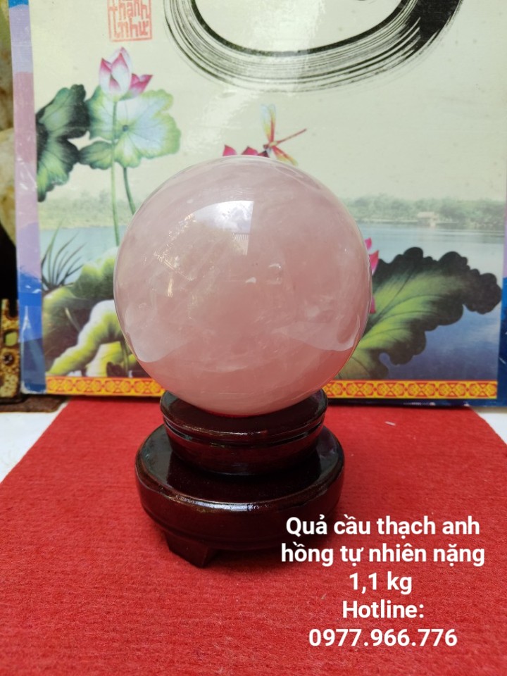 Quả Cầu Đá Thach Anh Hồng Phong Thủy Có Tặng Kèm Đế Gỗ Xoay (1,1 kg)