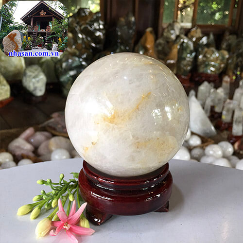 Quả cầu phong thủy đá thạch anh trắng tự nhiên tạo năng lượng dương QC823 nặng 800gr đường kính 8.3cm  – Vật phẩm phong thủy tài lộc, may mắn và bình an