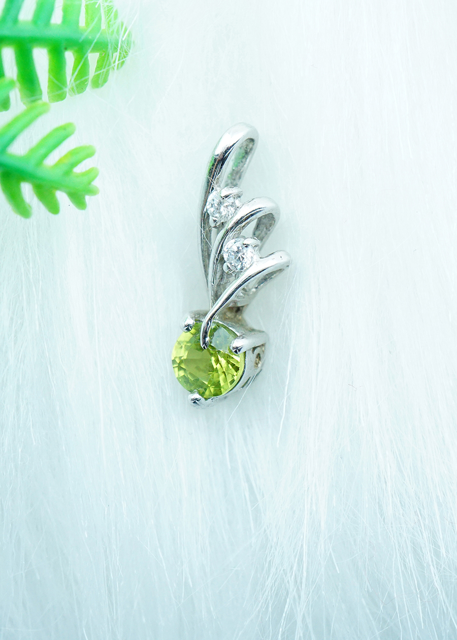 Mặt dây chuyền đá Peridot xanh lá tự nhiên 2cm