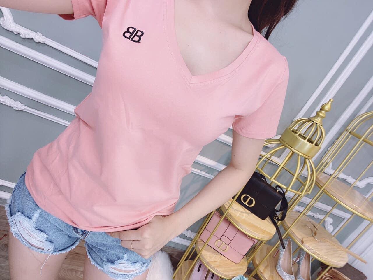 Áo thun nữ cổ tim tay ngắn thun cotton 4 chiều thêu chữ B