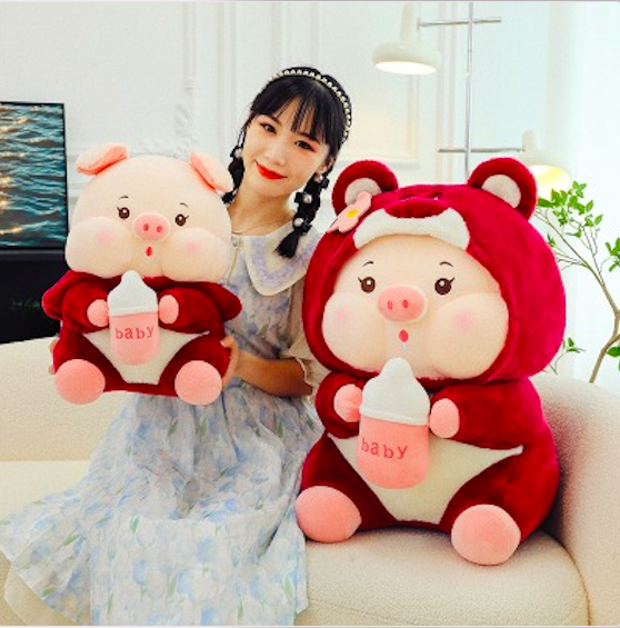 Thú nhồi bông heo ôm bình sữa cosplay lotso- Size từ 35cm đến 55cm - Quà tặng heo ôm bình sữa cosplay lotso nhồi bông dễ thương - Gối ôm mềm mịn cho bé