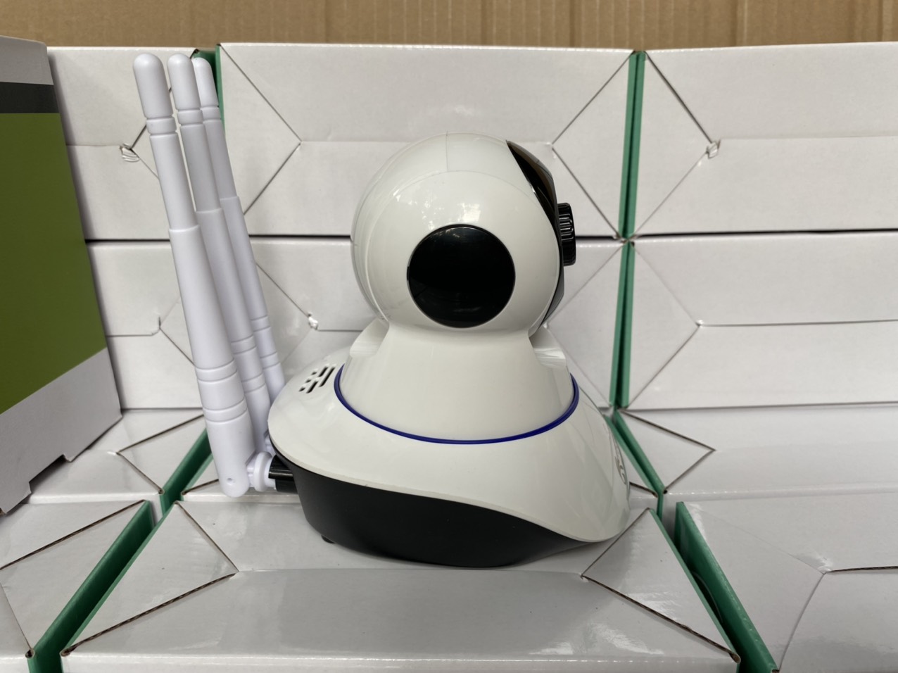 Camera wifi trong nhà Yoosee Z02T 2.0 Full HD, 3 râu, xoay 360 độ , tương tác 2 chiều, hỗ trợ thẻ nhớ lên đến 128G, cảnh báo chuyển động – Hàng nhập khẩu