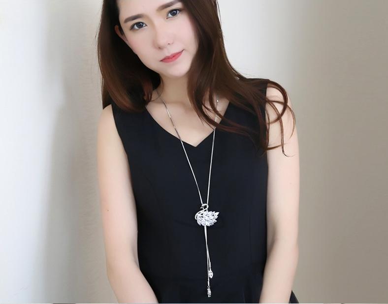 Vòng cổ thiên nga đính đá dáng dài phối đồ dự tiệc