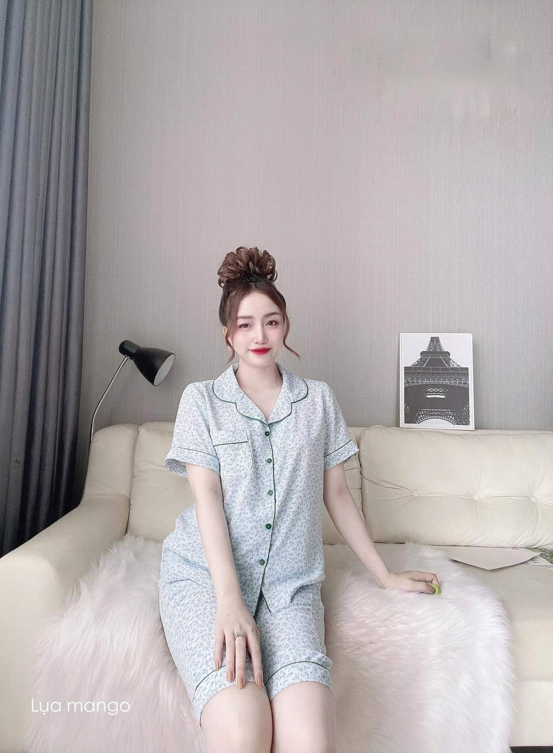 Bộ pijamas lửng Chất liệu lụa Mango, lạnh mềm mát, mịn, không nhăn.