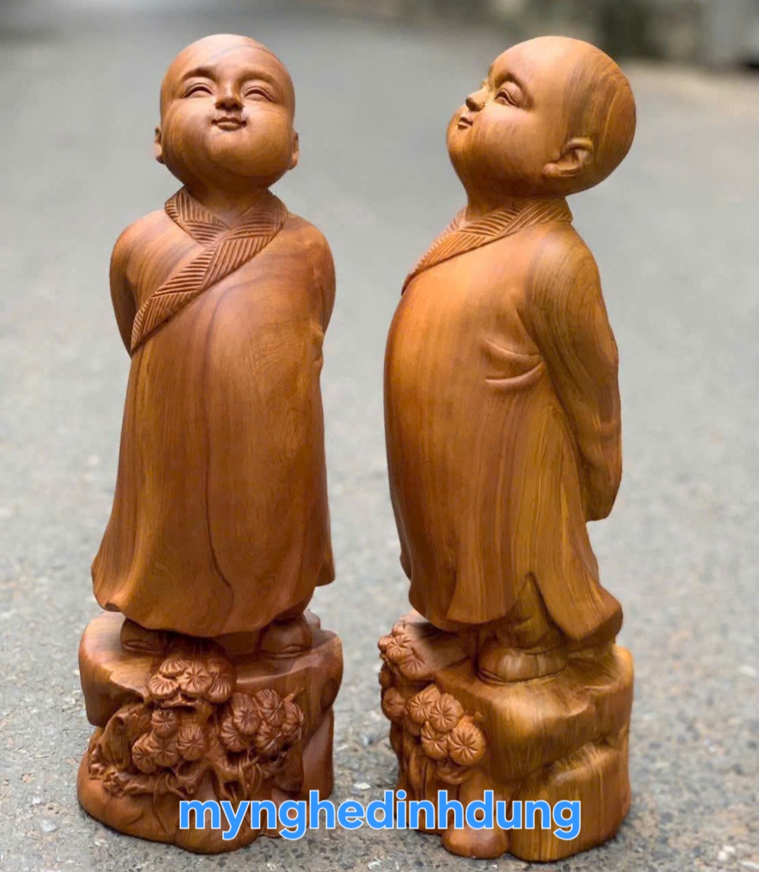 Tượng chú tiểu tùy duyên gỗ bách xanh thơm nức cao 20x8x6cm