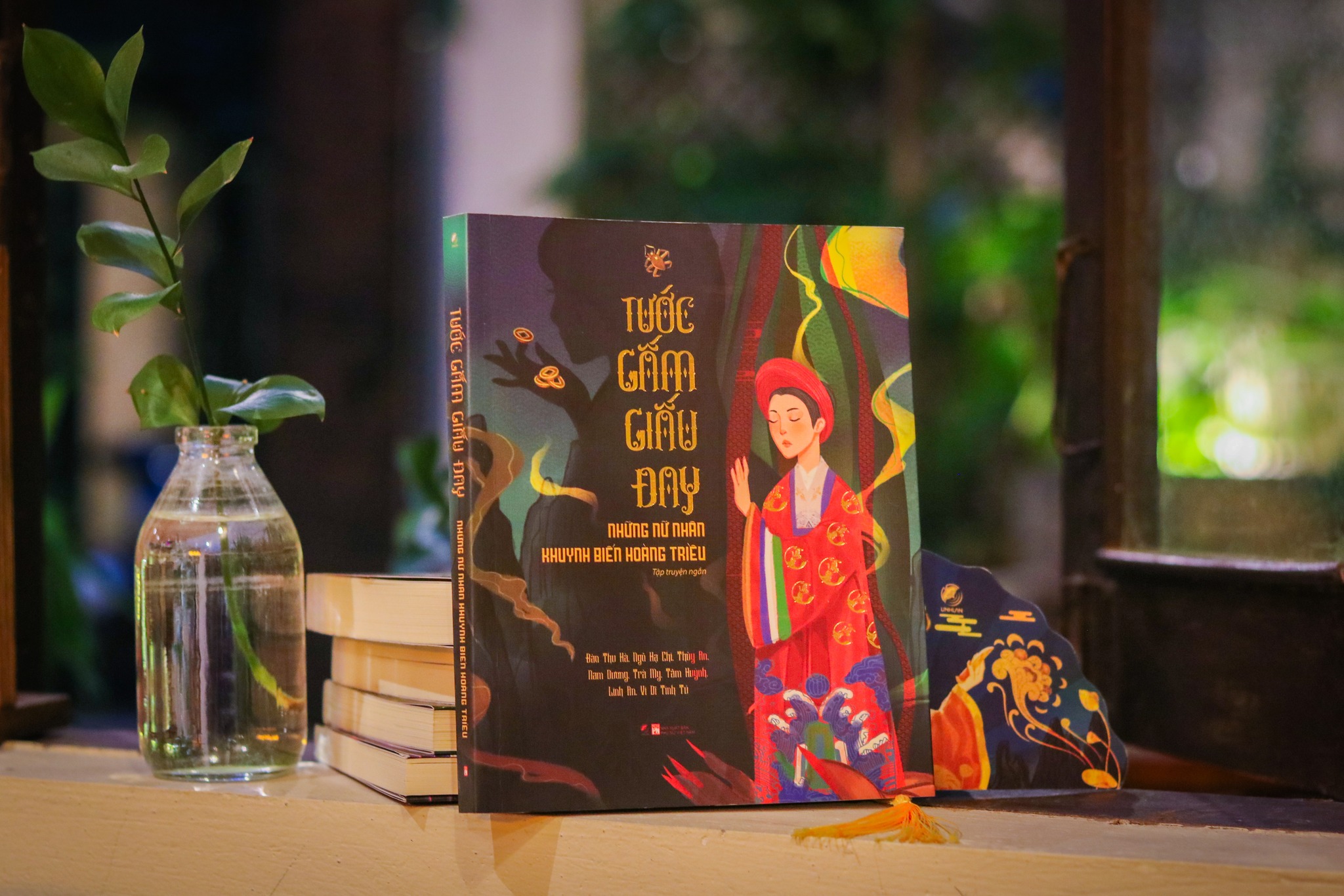 Sách - Tước Gấm Giấu Đay (Bản thường: bìa mềm, tựa sách in nhũ vàng, tặng bookmark hình quạt)