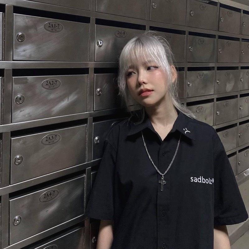 Áo sơ mi tay ngắn nam nữ unisex màu đen thêu chữ SADBOIZ