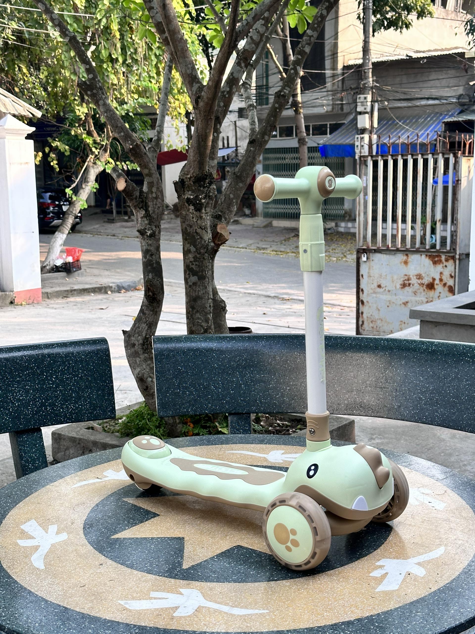 xe scooter con khủng long cho bé mã 8101, có nhạc và đèn