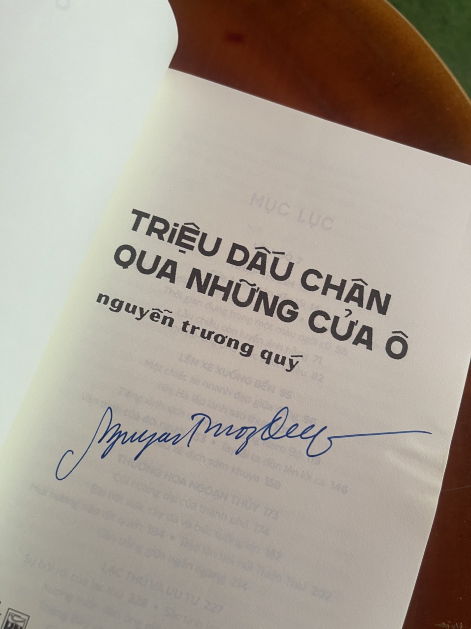 (Có chữ ký tác giả) TRIỆU DẤU CHÂN QUA NHỮNG CỬA Ô – Nguyễn Trương Quý – Nhã Nam – NXB Phụ Nữ (Bìa mềm)