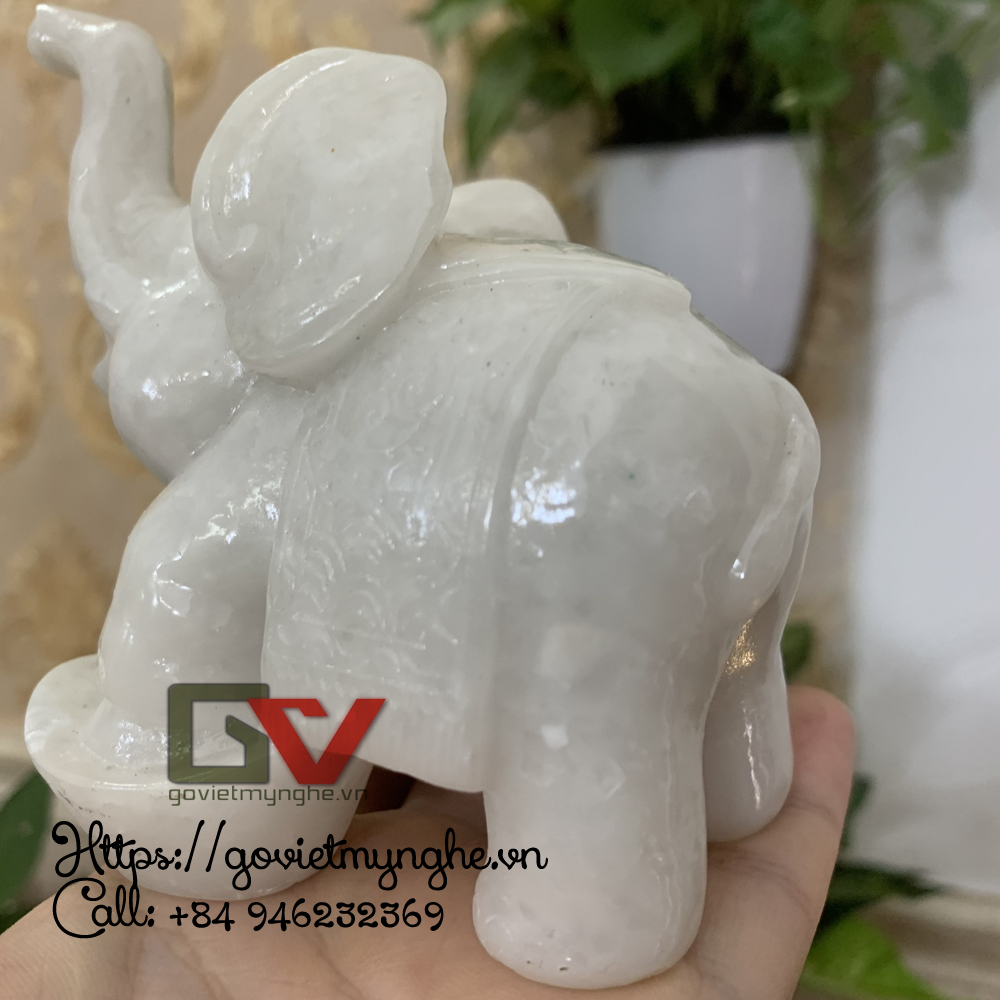[Linh vật phong thủy] Cặp 2 tượng voi đá phong thủy trang trí nhà cửa dáng voi đạp thỏi vàng tài lộc - Cao 11cm - Màu trắng đá non nước