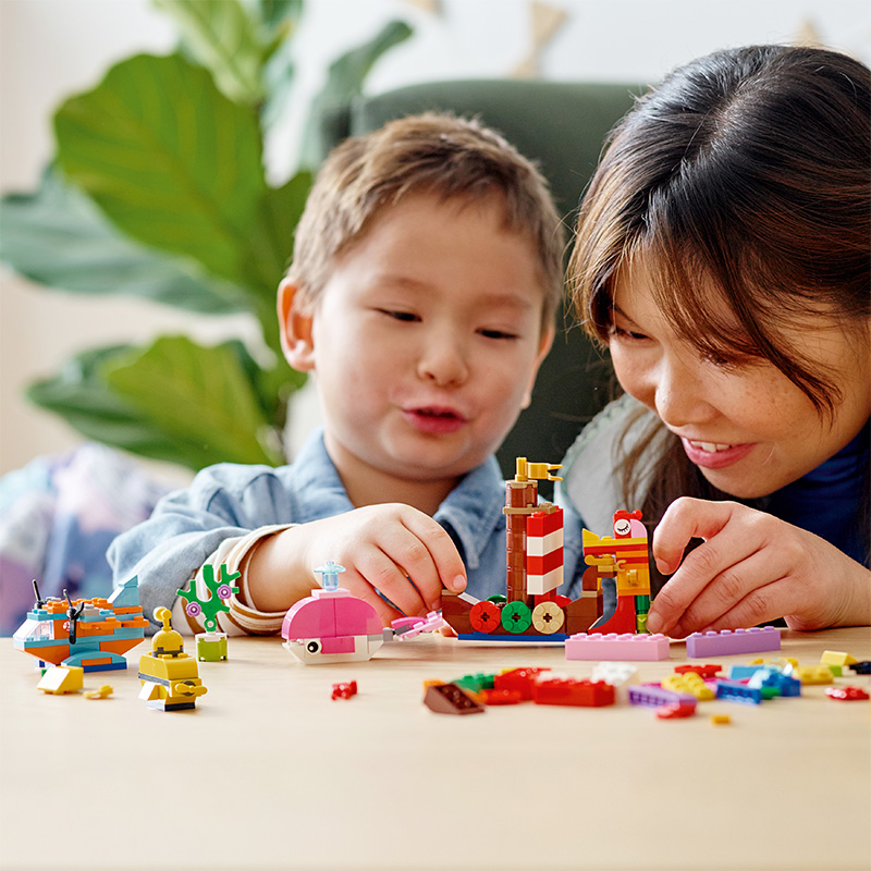 Đồ Chơi LEGO Hộp Gạch Classic Chủ Đề Đại Dương Sáng Tạo 11018
