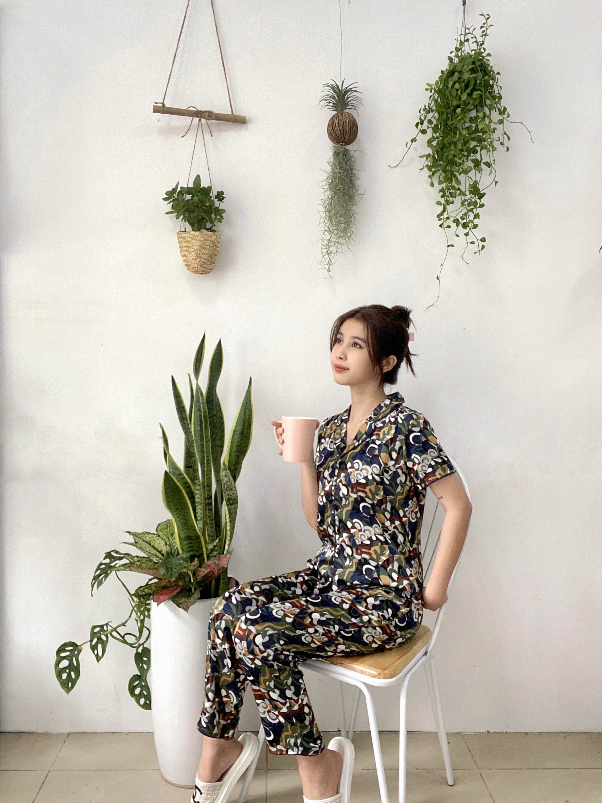 Bộ đồ Pyjama nữ, đồ mặc nhà lụa VILADY - B140 Quần Dài Tay Cộc Họa Tiết Con sò Màu Xanh Rêu, chất liệu lụa Pháp
