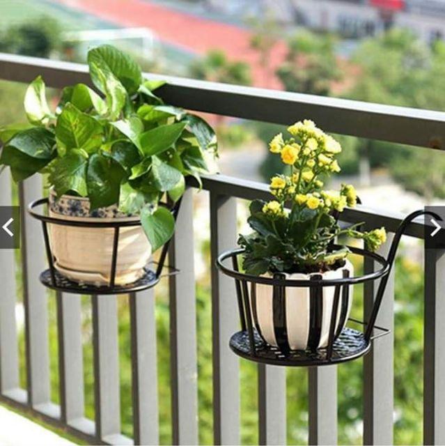 Giỏ treo hoa ban công
