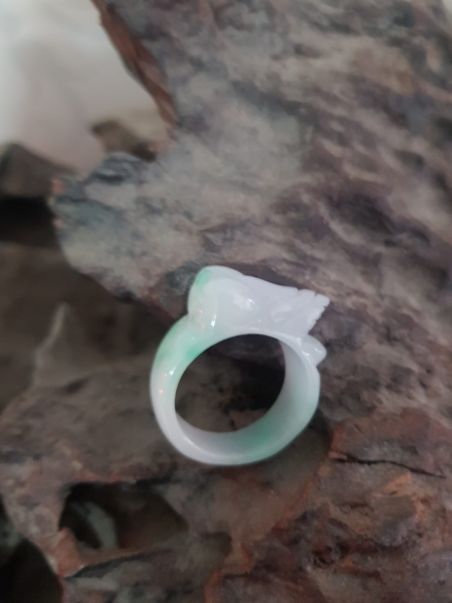 Nhẫn Tỳ Hưu Mới Nam Ni 19mm Đá Cẩm Thạch Tự Nhiên Trắng Xanh nhẹ Bóng Đẹp Size Nhẫn đk 19mm x bản 11mm ạ