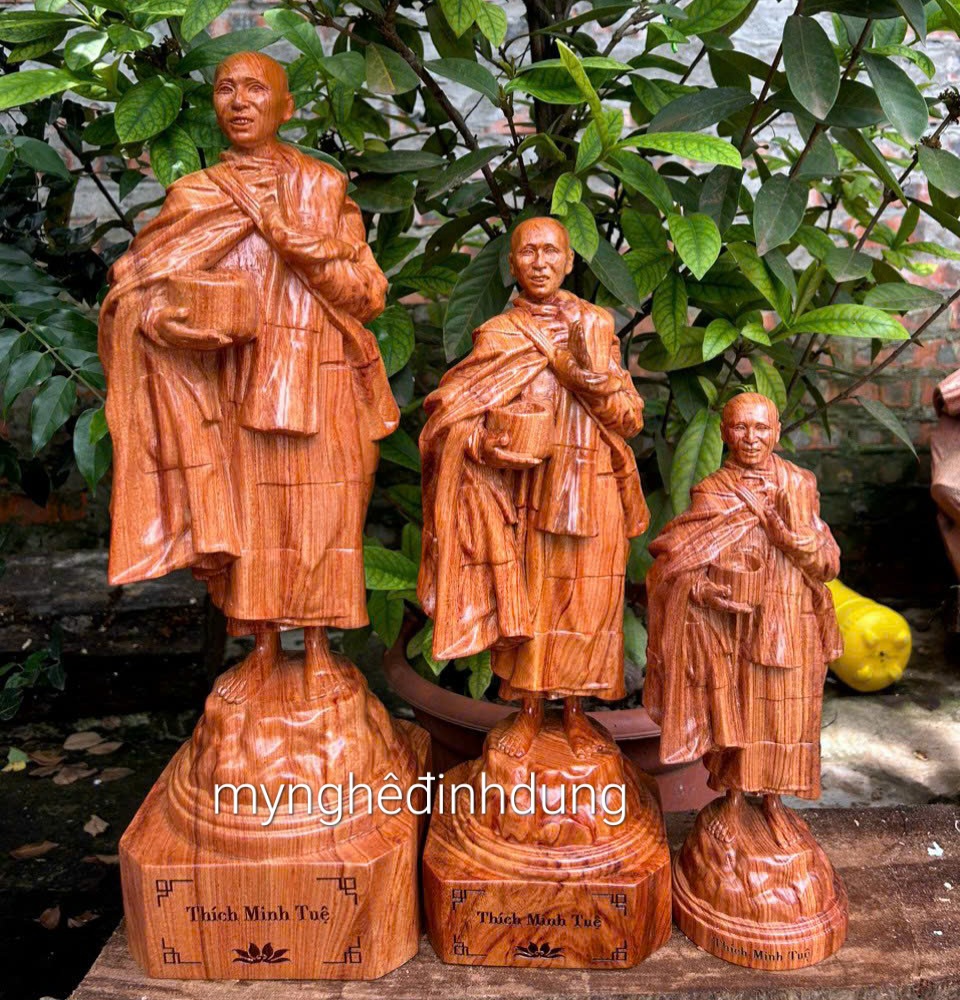 Tượng thầy thích minh tuệ bằng gỗ hương đá kt cao 50cm