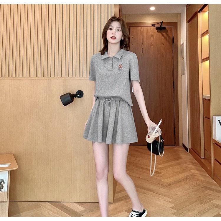 Bộ Áo Thun Cổ Polo Logo Ngực Kèm Quần Giả Váy Dáng Xòe