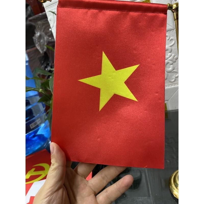 Lá cờ việt để bàn làm việc