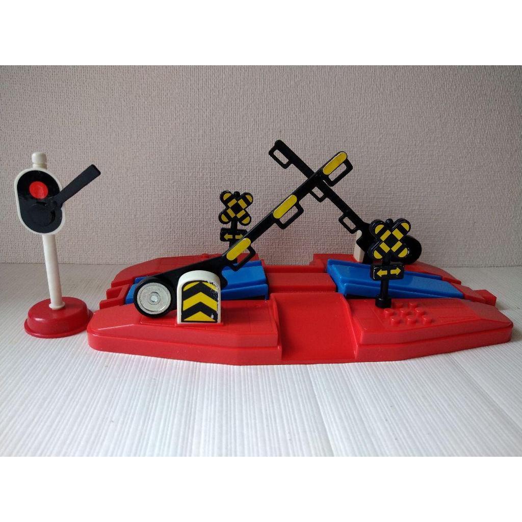 Đồ chơi Takara Tomy J-17 Barie chắn tàu màu đỏ