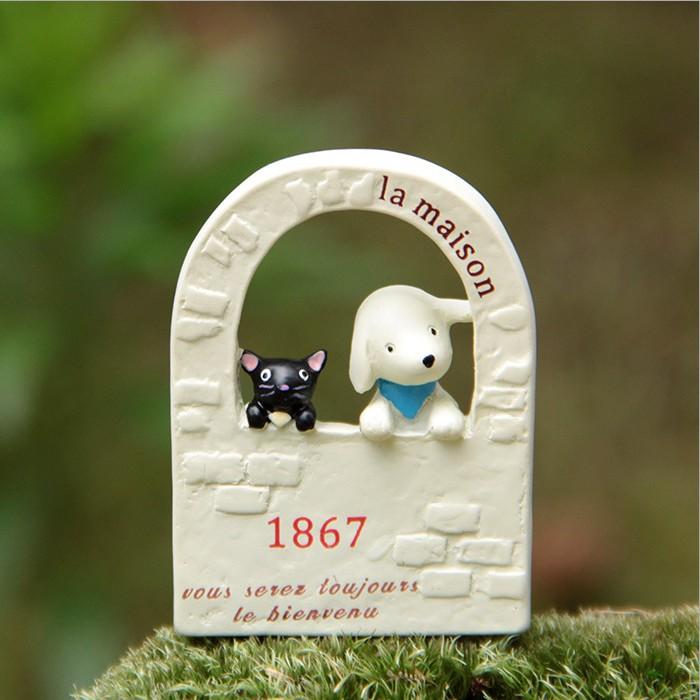 KHO-HN * Mô hình chó trắng và mèo đen bên khung cửa dùng trang trí tiểu cảnh, terrarium, DIY