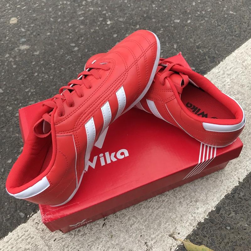 2 chiếc giày đá bóng sân cỏ nhân tạo Wika 3 sọc đỏ 2022