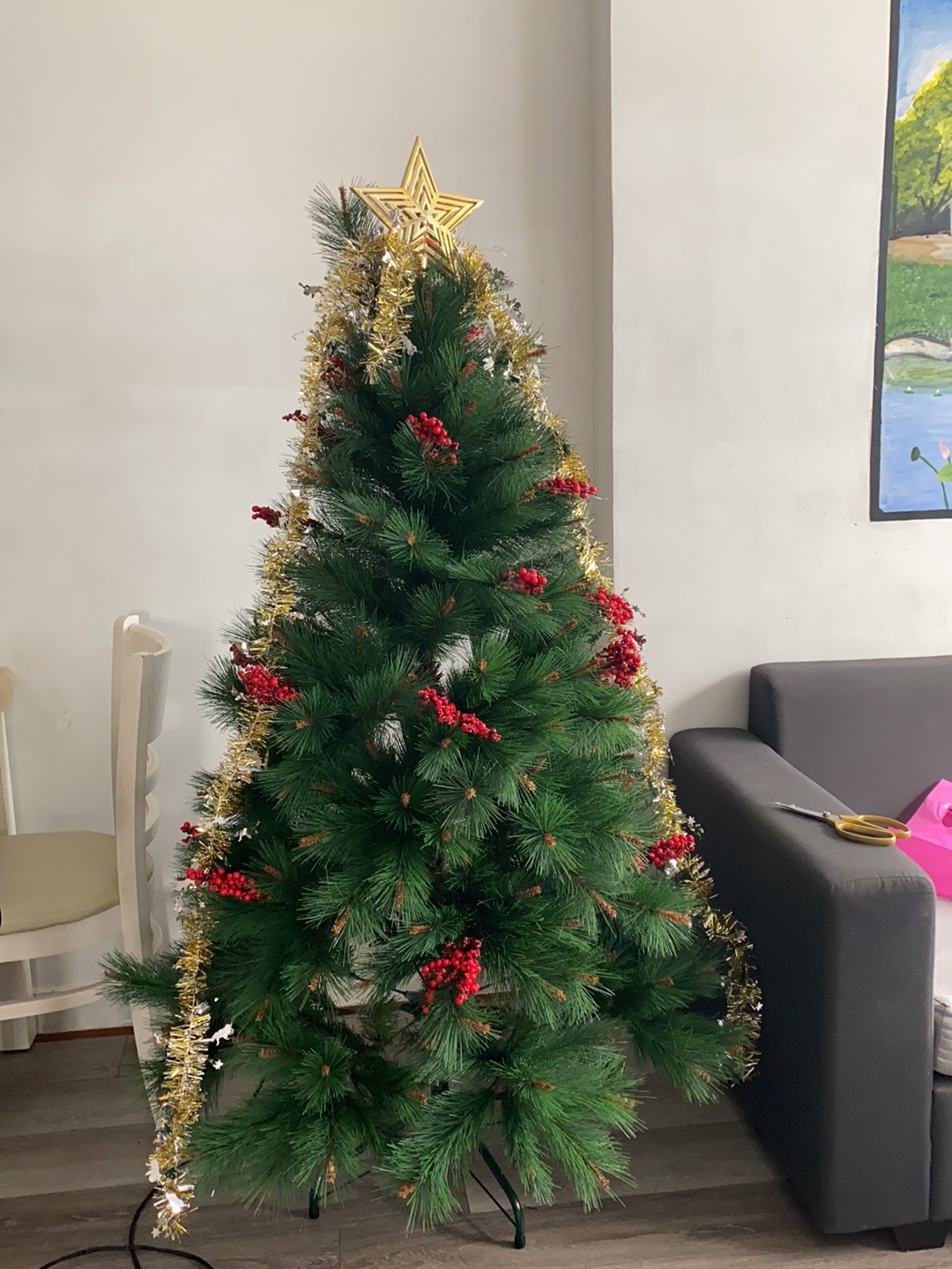 Cây thông noel cước đầu vàng gắn trái đỏ 2m4 - Cây tự động bung ra nên không cần phải trang trí nhiều, Mẫu cây đẹp