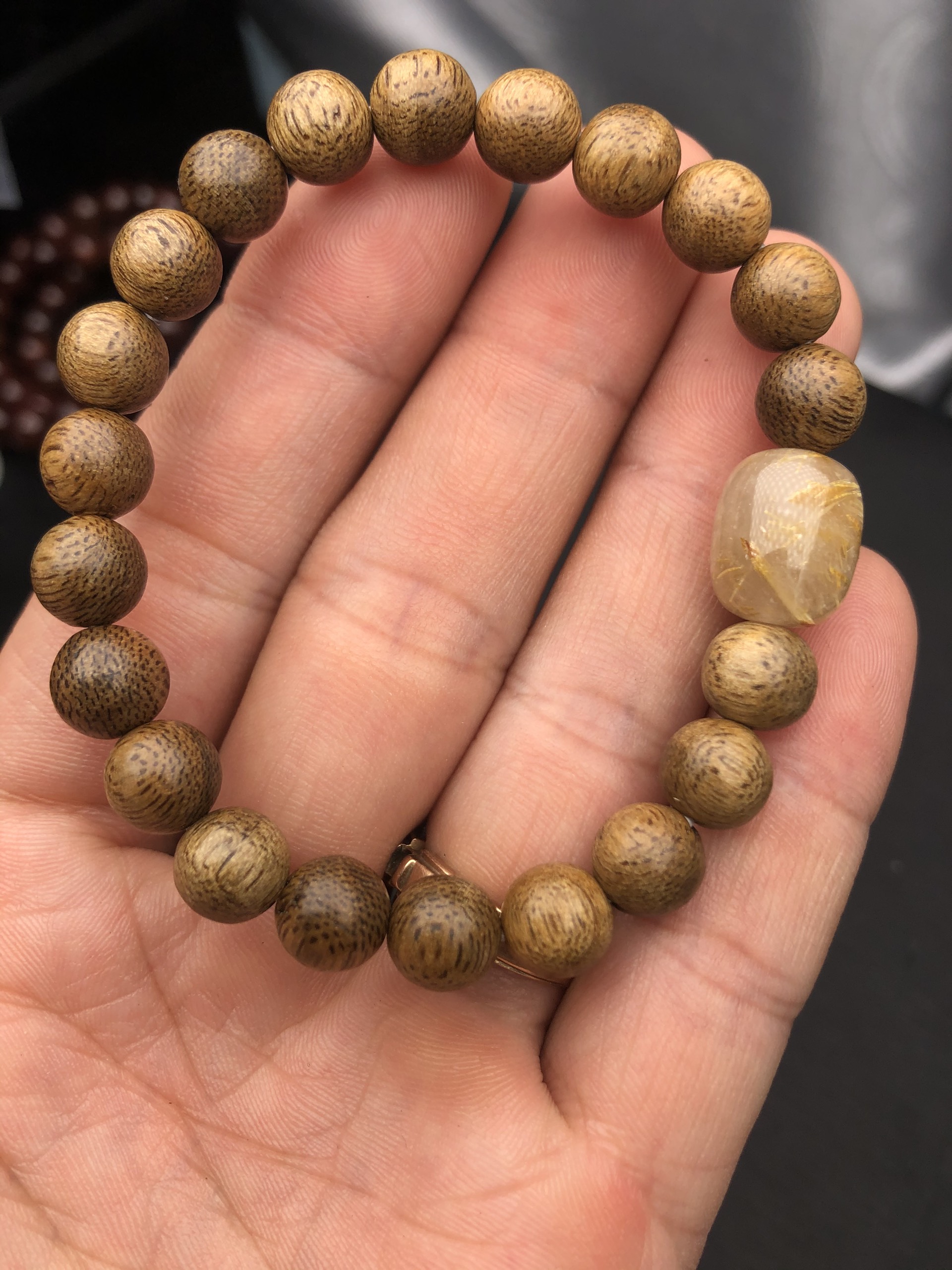 Vòng tay trầm tốc 8 mm mix lu thống tóc vàng