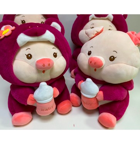 Thú nhồi bông heo ôm bình sữa cosplay lotso- Size từ 35cm đến 55cm - Quà tặng heo ôm bình sữa cosplay lotso nhồi bông dễ thương - Gối ôm mềm mịn cho bé