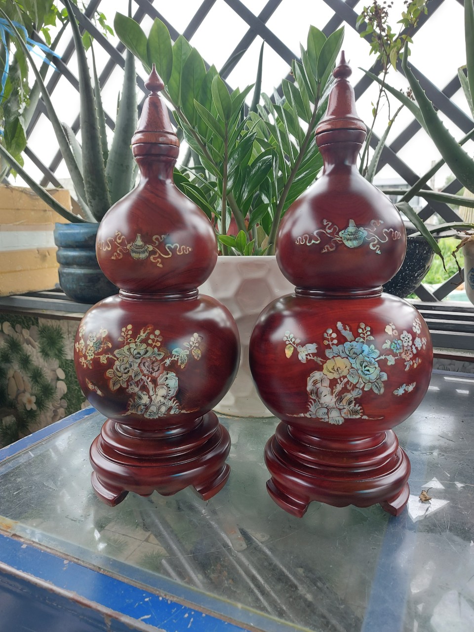 Cặp Lục bình hồ lô gỗ lim nguyên khối cẩn hoa cao 40cm