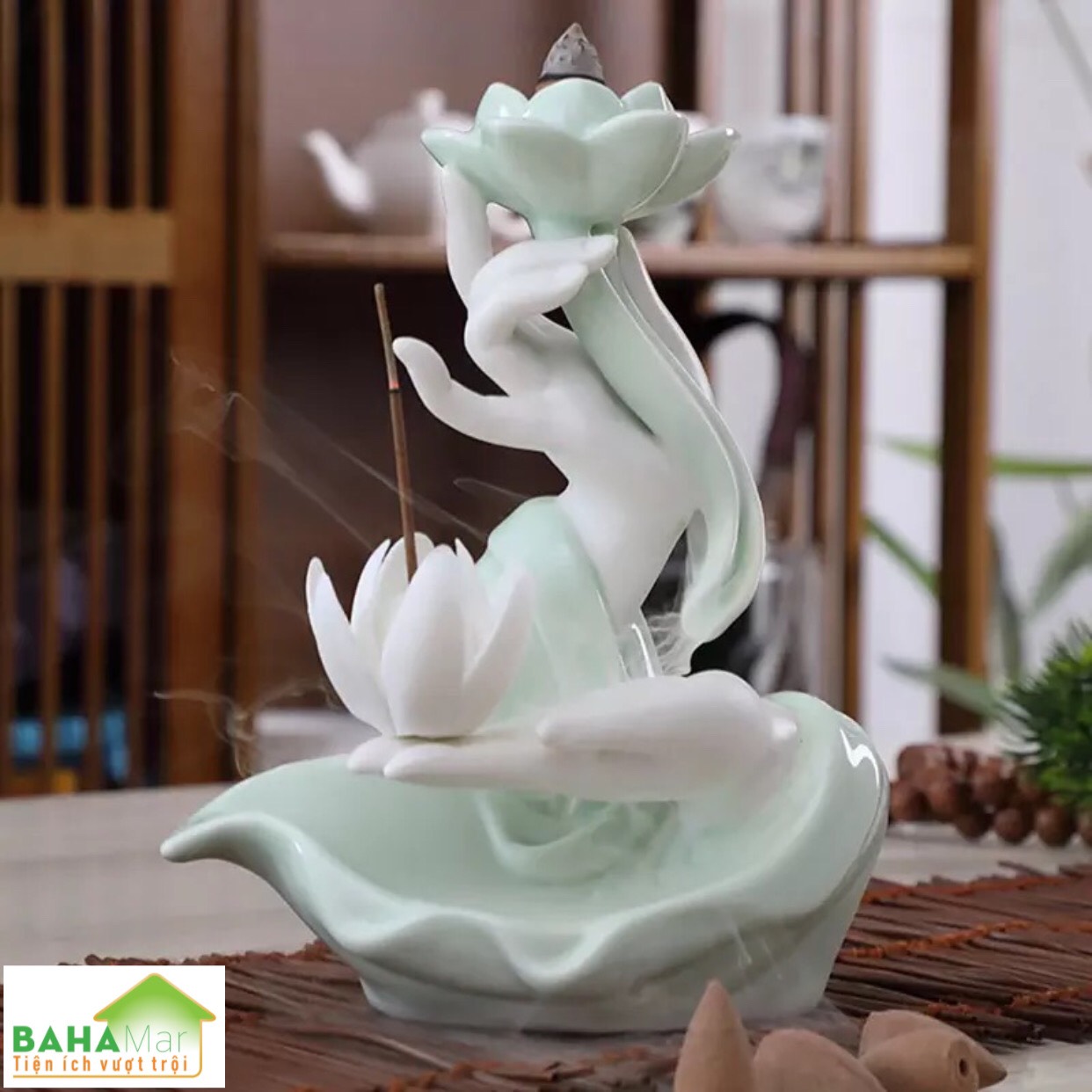 THÁC KHÓI TRẦM HƯƠNG CHẢY NGƯỢC TAY PHẬT CẦM NHÀNH SEN TRANG TRÍ MEN NGỌC "BAHAMAR" Hương với thiết kế chảy dài đổ khói hơi nước tạo nên sự bí ẩn khí quyển.