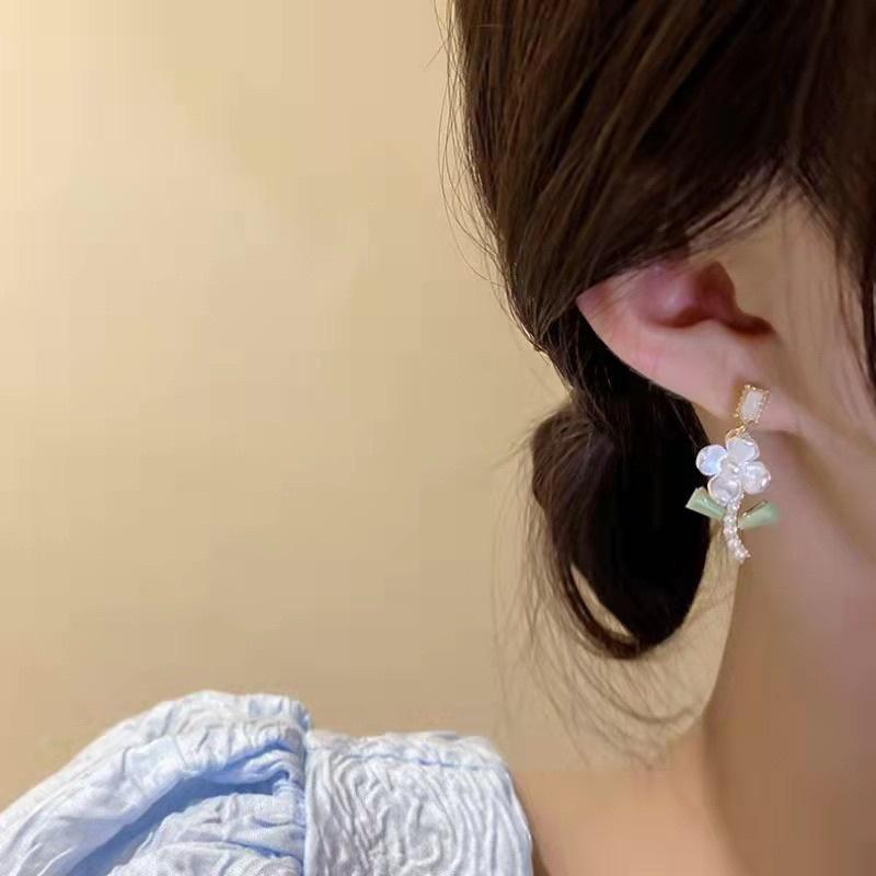 Bông Tai Khuyên Tai Nữ Cành Hoa Trắng Lá Xanh Đẹp Dễ Thương