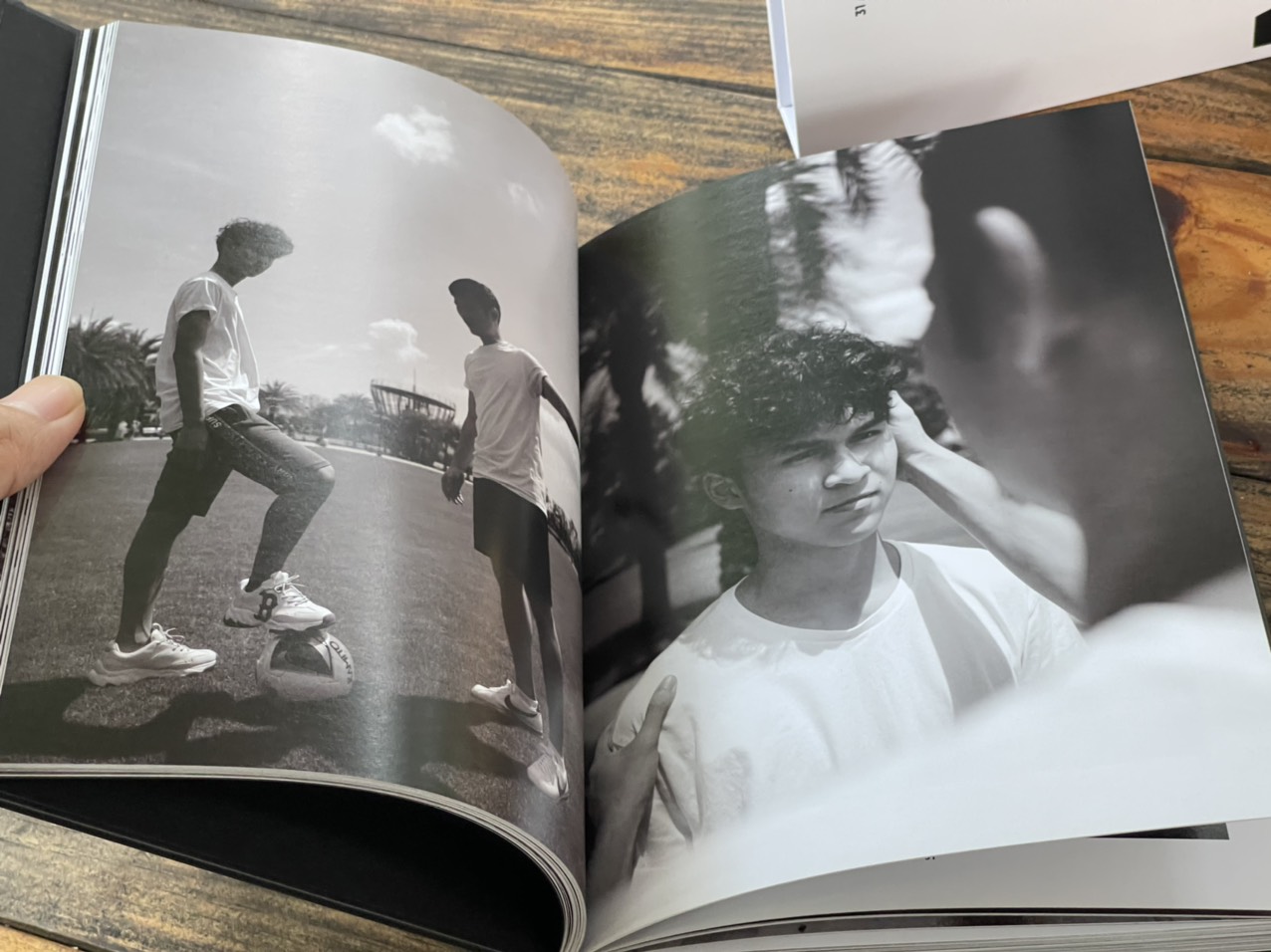 THE MOMENT - 31 Artists Through The Lens Of - Phương Phạm - Phương Nam Books