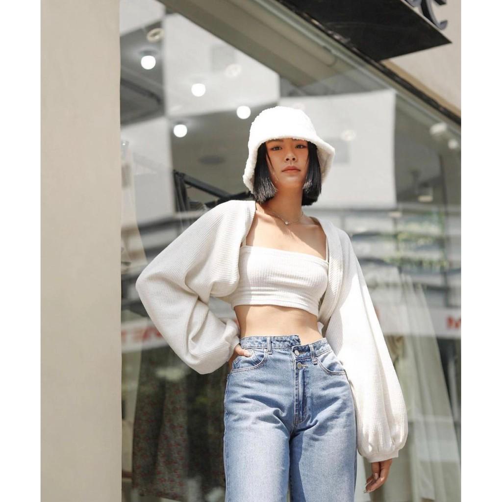 Set khoác trắng và áo croptop 2 dây