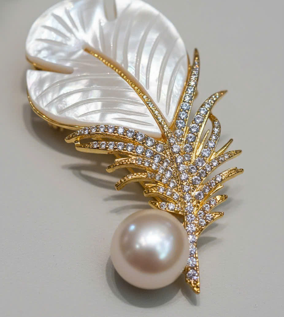 Trâm Cài Áo Vest, Áo Dài Xà Cừ Đính Ngọc Trai Baroque Hình Lông Vũ thời trang thiết kế Hity ACC402