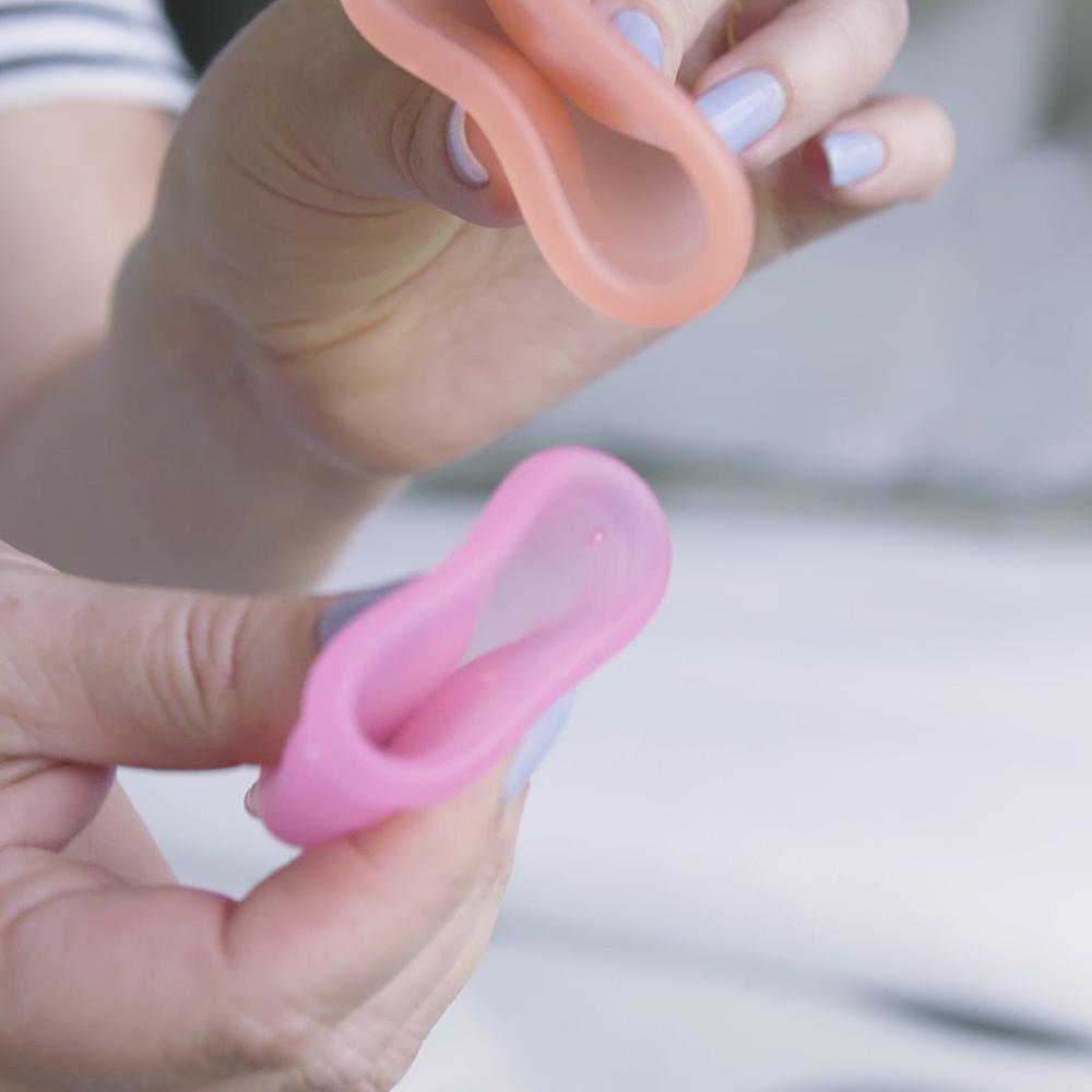 Cốc nguyệt san có van Flowcup Haakaa. Chất liệu silicone cao cấp. Không chứa BPA, PVC và phthalate. Mềm mại, tiết kiệm, thay thế băng vệ sinh hoàn hảo