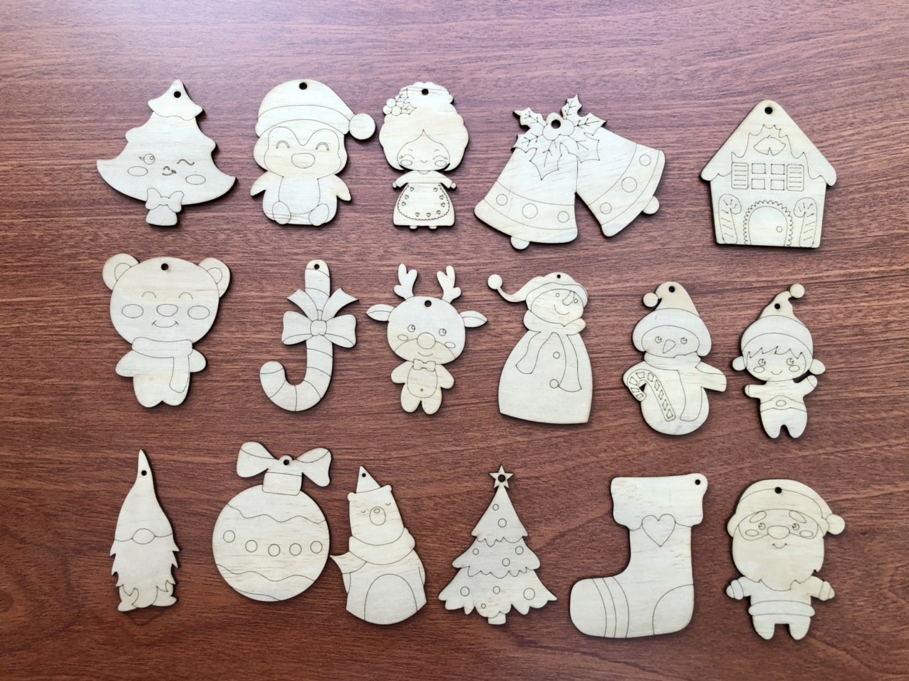Trang trí Noel với Bộ Gỗ tự tô mầu Có dây và Set 6 mầu đi kèm