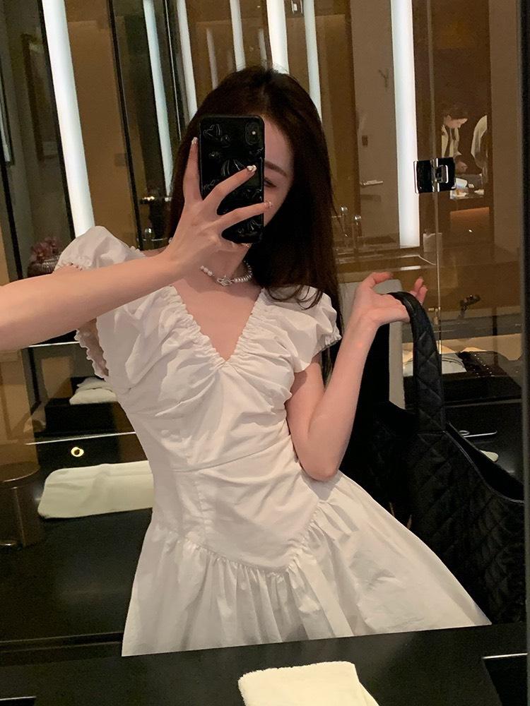 Đầm xòe cổ v sát nách xinh xắn