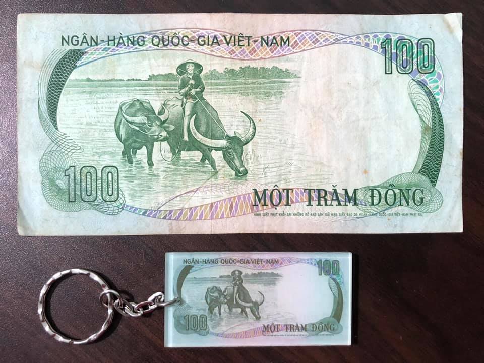 01 tờ con trâu 100 đồng, tiền cổ Việt Nam sưu tầm, kèm 01 móc khóa tờ tiền đó