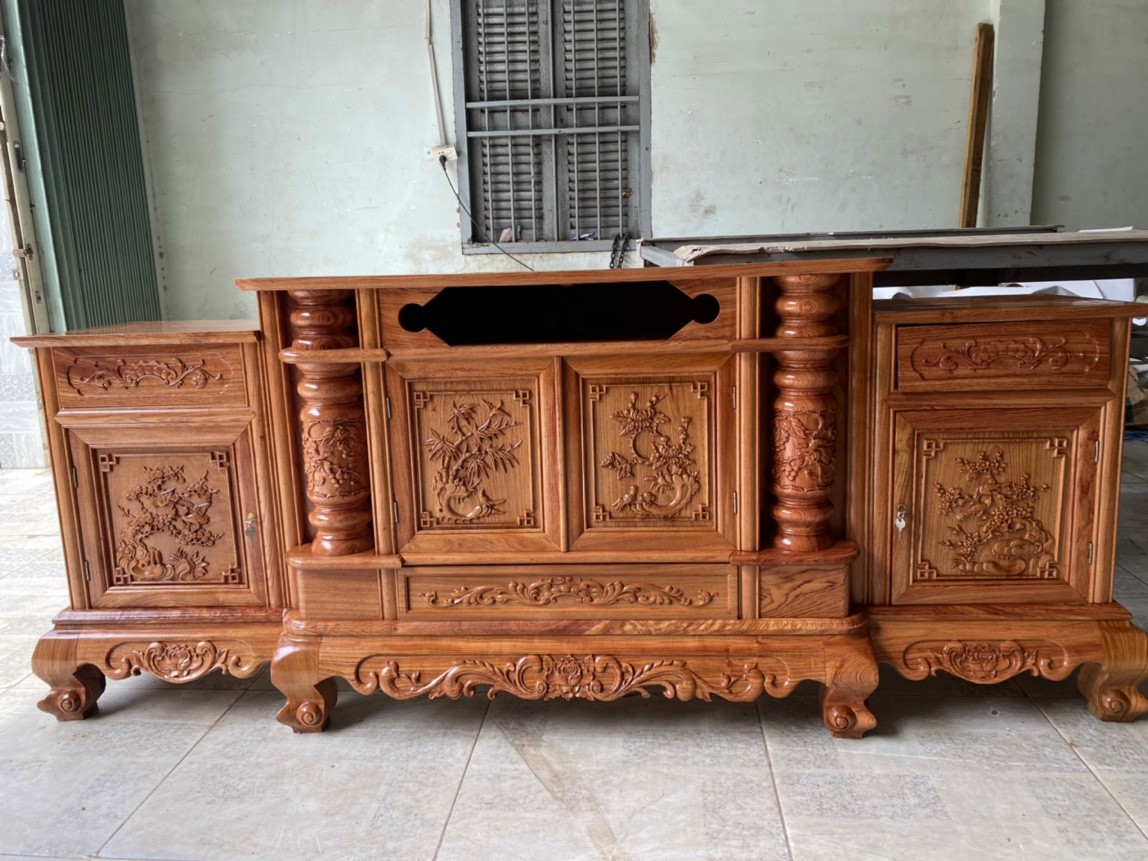 KỆ TIVI GỖ HƯƠNG CỘT NHO CHẠM HOA MAI DÀI 1M6-1M8-2M-2M2-2M4