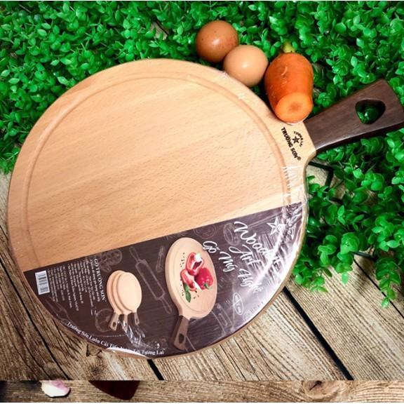 THỚT GỖ TRÒN CAO CẤP có tay cầm Kt 24cx34cm. Dụng cụ nhà bếp được Kiểm nghiệm và chứg nhận bởi VSATTP AN TOÀN. Đồ Gia Dụng nhà bếp pha chế làm bánh nguyên liệu