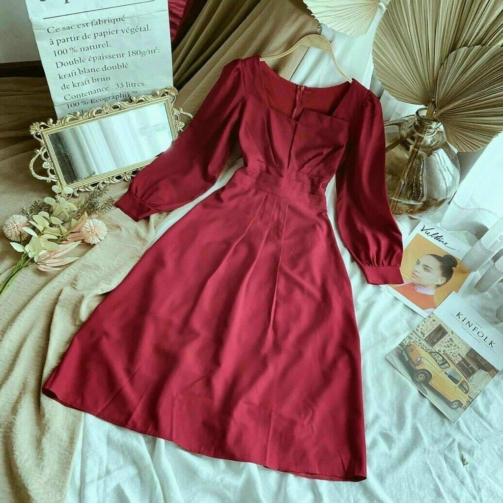 Đầm đỏ xoè tiểu thư xếp ly cách điệu tay dài