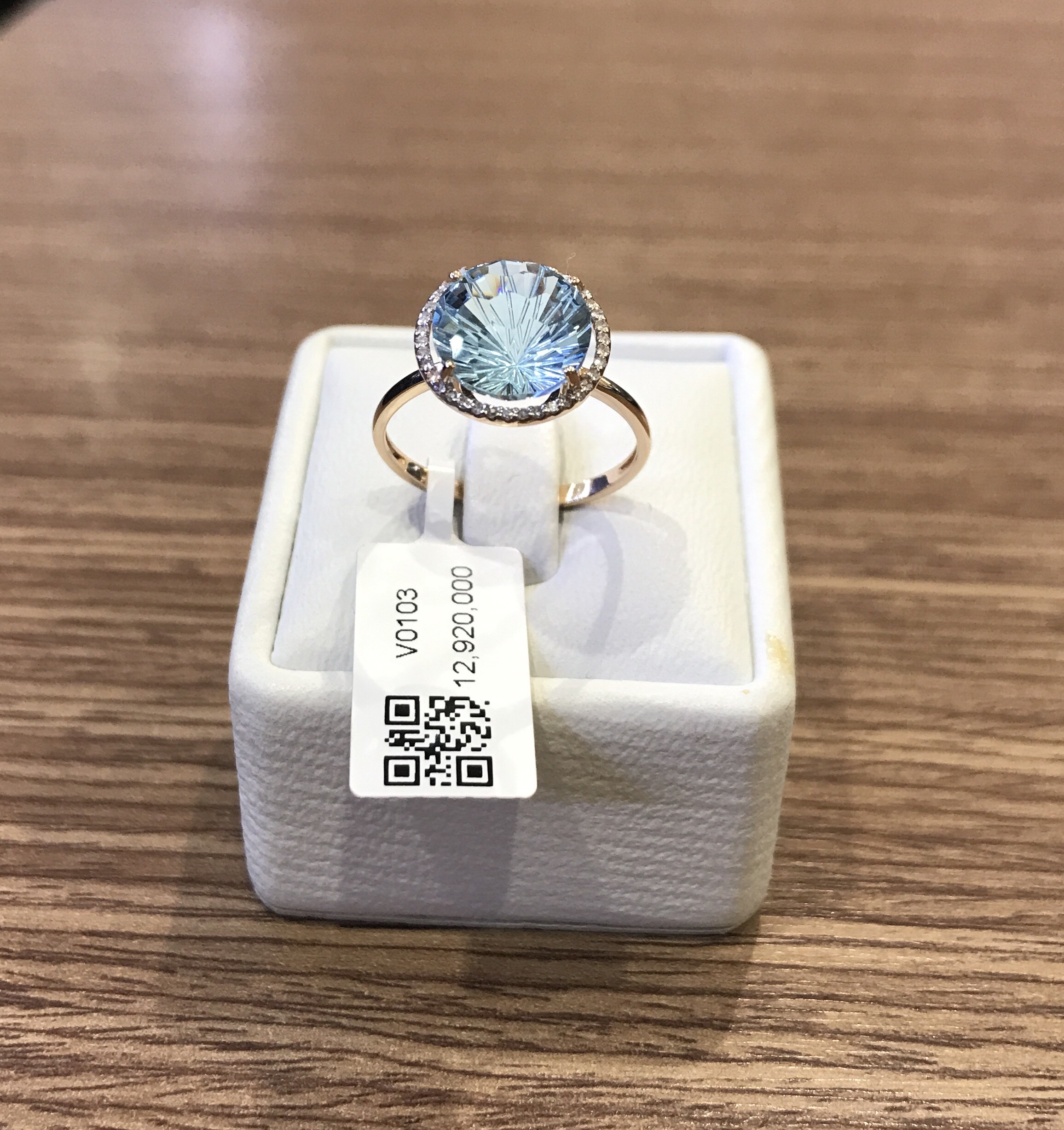 Nhẫn Vàng 14K Đính Topaz và 38 Viên Kim Cương Tấm